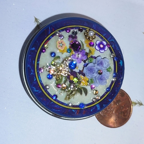 Pill Case Container Round Tin - Picture 7 of 15